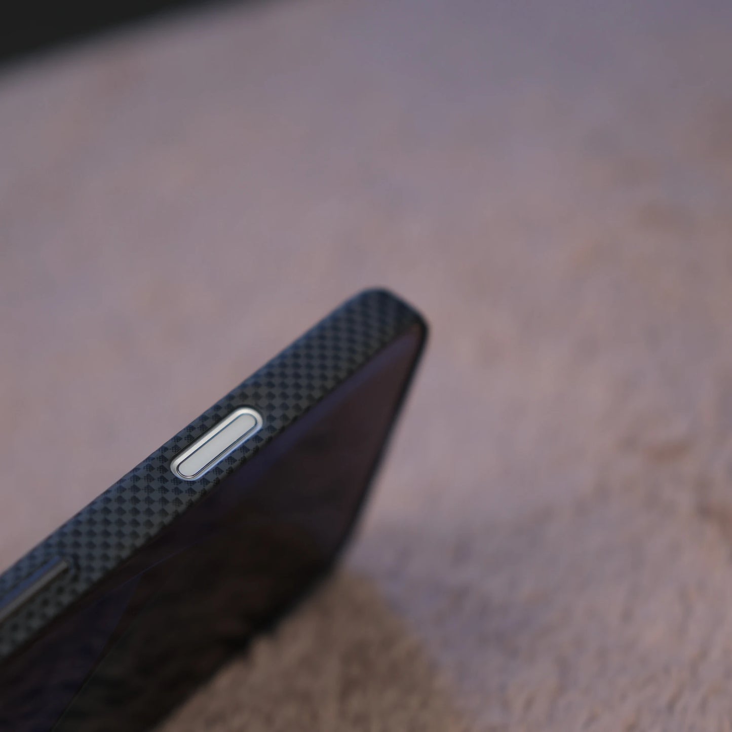 iPhone 17 Pro Max için Karbon Görünümlü Fiber Neks Kılıf