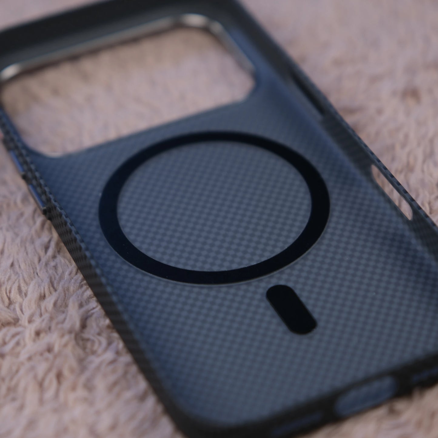 iPhone 17 Pro Max için Karbon Görünümlü Fiber Neks Kılıf