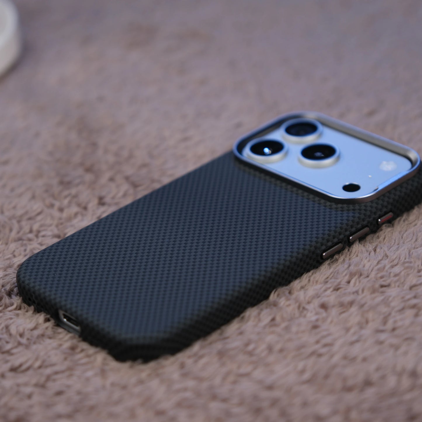 iPhone 17 Pro Max için Karbon Görünümlü Fiber Neks Kılıf