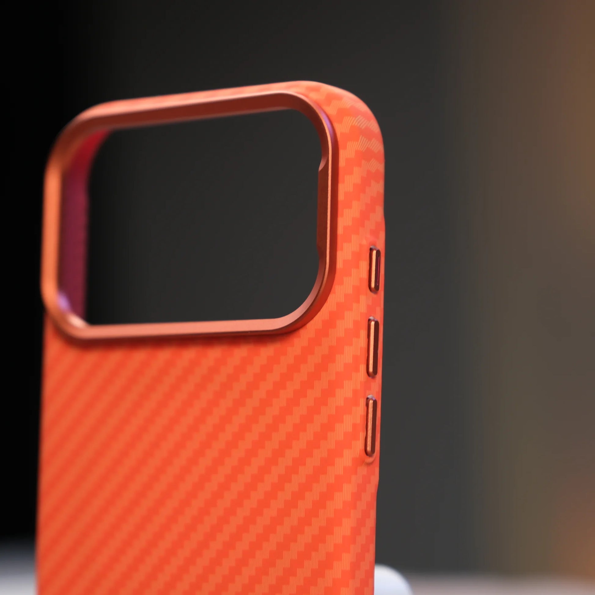 iPhone 17 Pro Max için Karbon Görünümlü Fiber Neks Kılıf