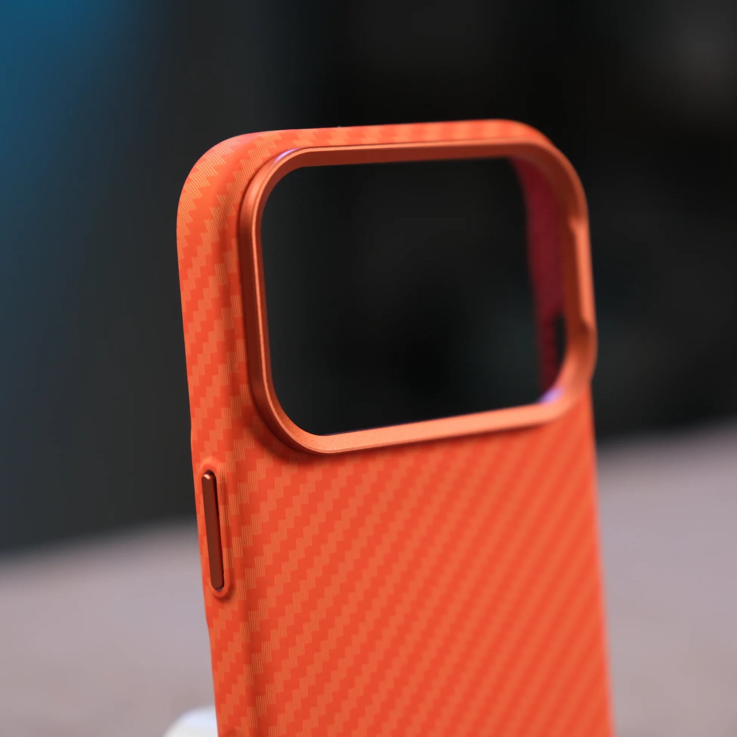 iPhone 17 Pro Max için Karbon Görünümlü Fiber Neks Kılıf