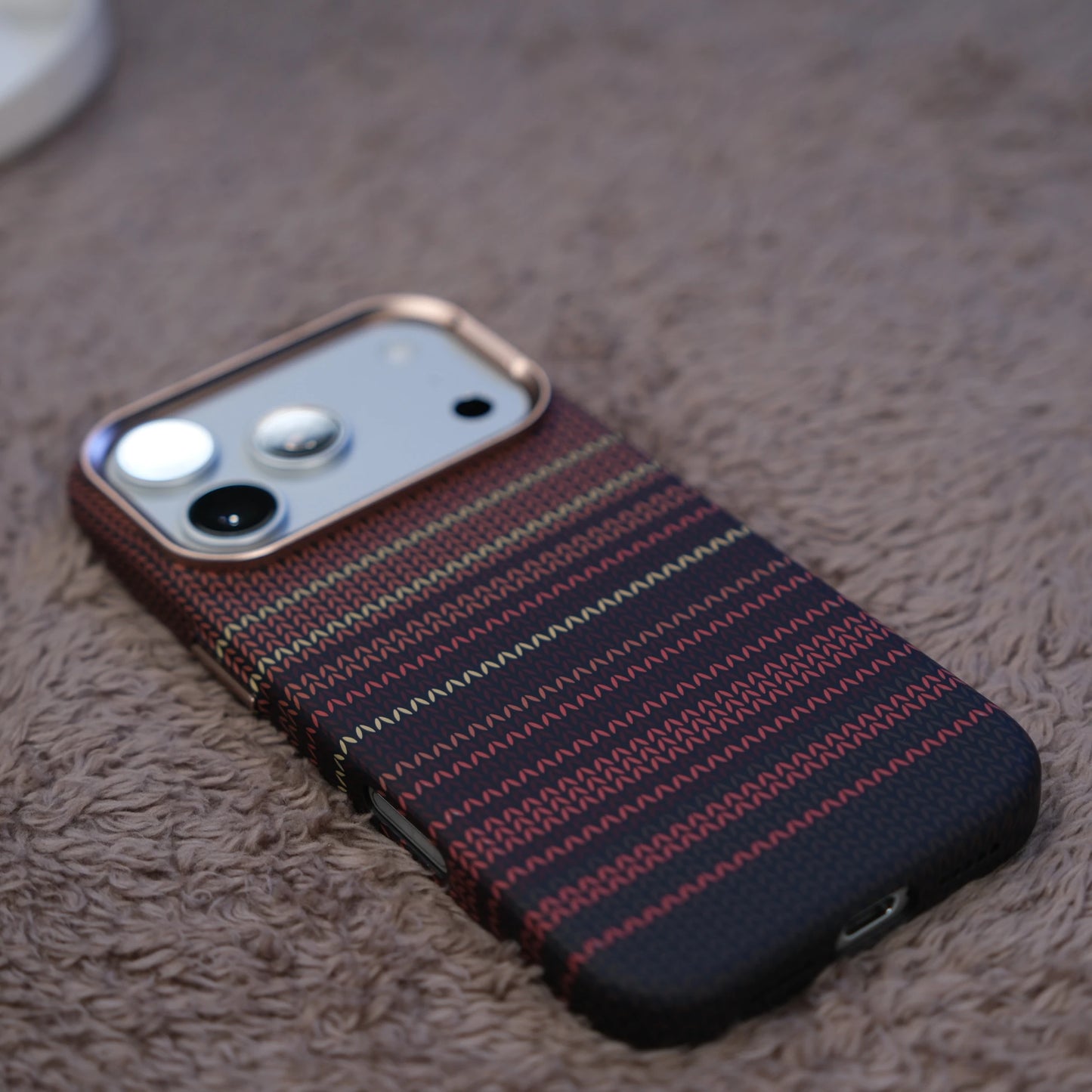 iPhone 17 Pro Max için Karbon Görünümlü Fiber Neks Kılıf