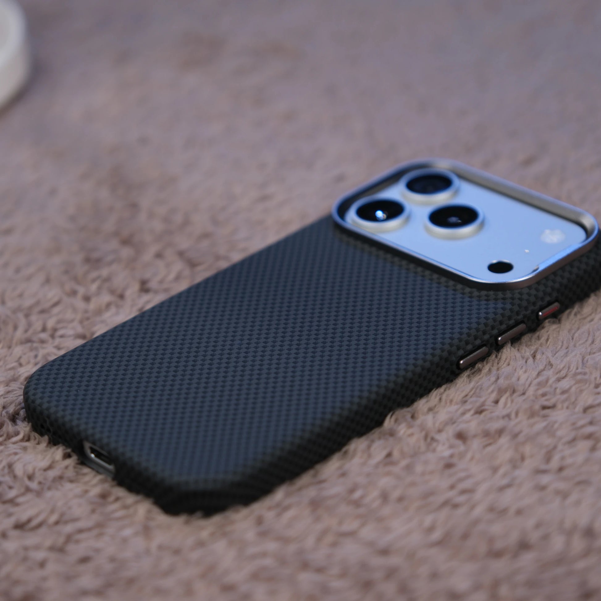 iPhone 17 Pro için Karbon Görünümlü Fiber Neks Kılıf