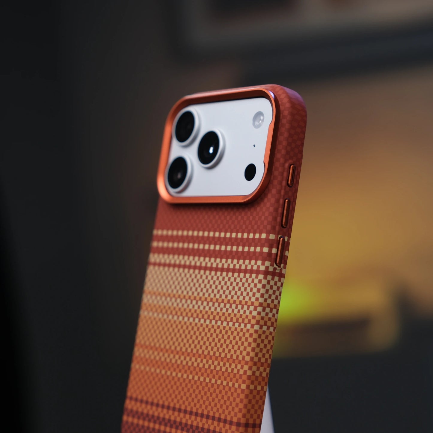 iPhone 17 Pro için Karbon Görünümlü Fiber Neks Kılıf