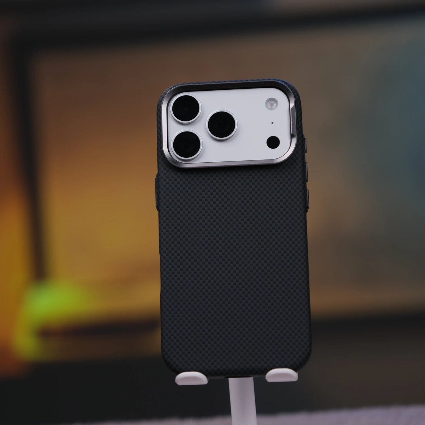 iPhone 17 Pro için Karbon Görünümlü Fiber Neks Kılıf