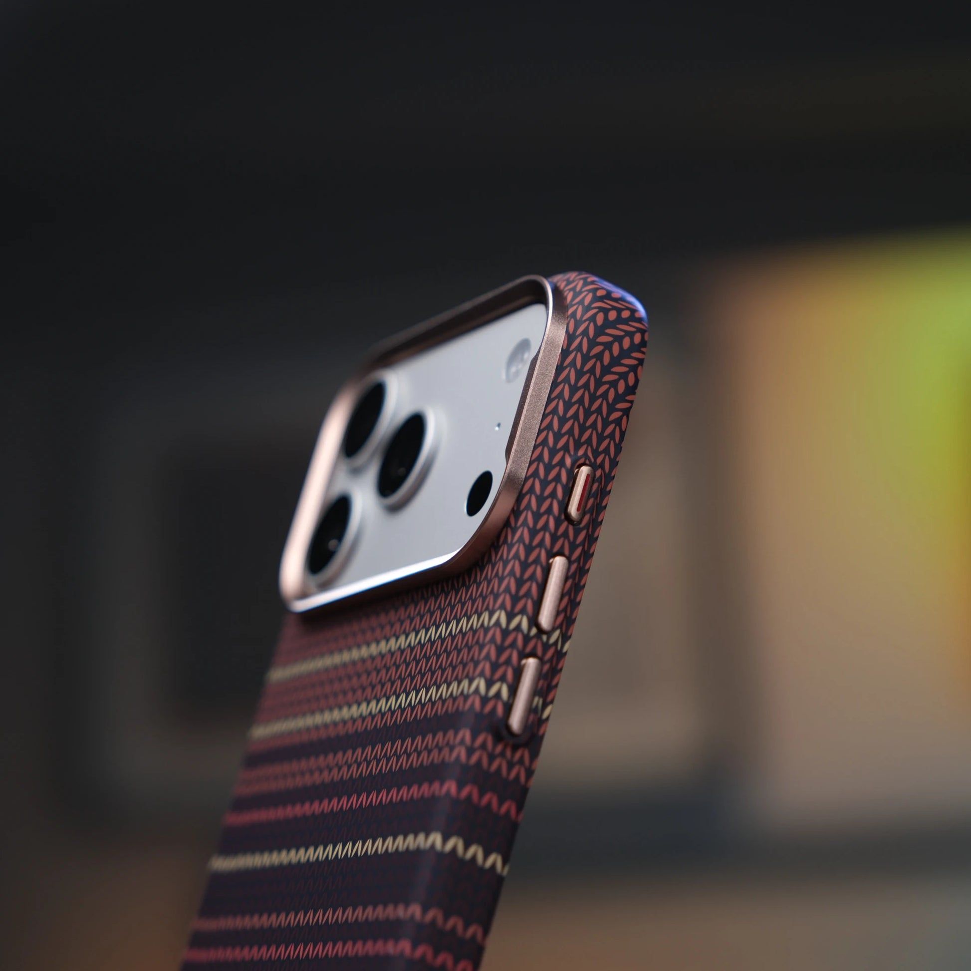 iPhone 17 Pro için Karbon Görünümlü Fiber Neks Kılıf